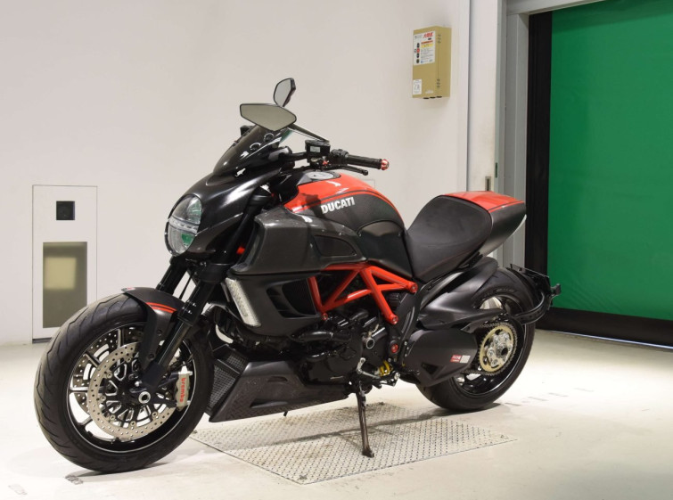 Мотоцикл Ducati DIAVEL CARBON з пробігом 22152 km