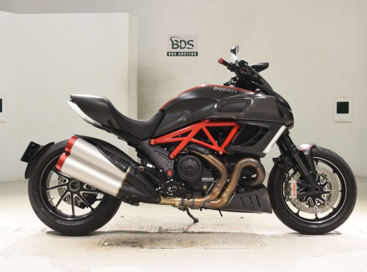 Мотоцикл Ducati DIAVEL CARBON з пробігом 22152 km