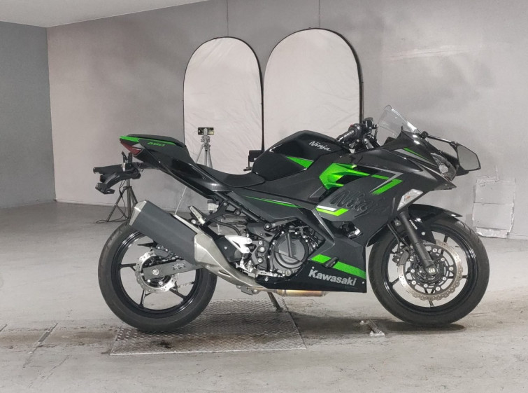 Мотоцикл Kawasaki NINJA400 з пробігом 8261 km