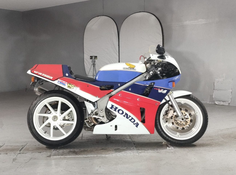 Мотоцикл Honda VFR750R з пробігом 9597 km