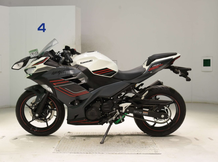 Мотоцикл Kawasaki NINJA400 з пробігом 208 km
