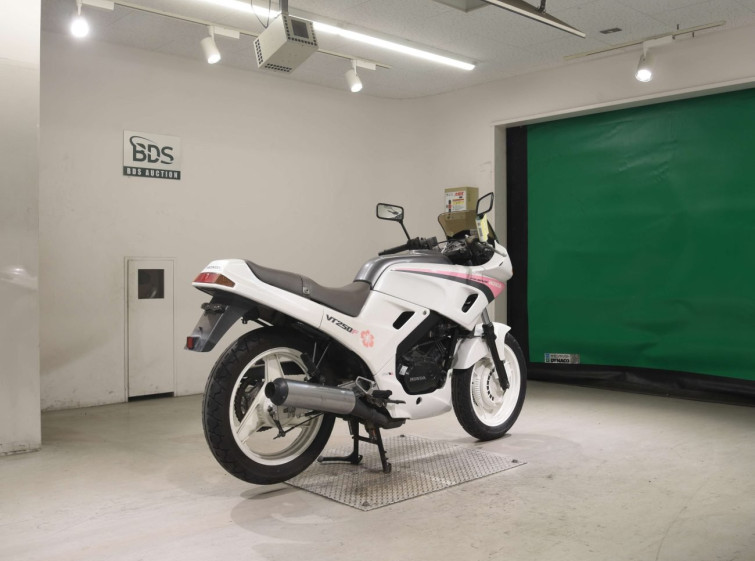 Мотоцикл Honda VT250FH з пробігом 10482 km