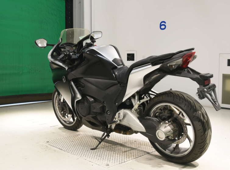 Мотоцикл Honda VFR1200FD з пробігом 77094 km