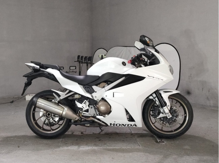 Мотоцикл Honda VFR800F з пробігом 4874 km