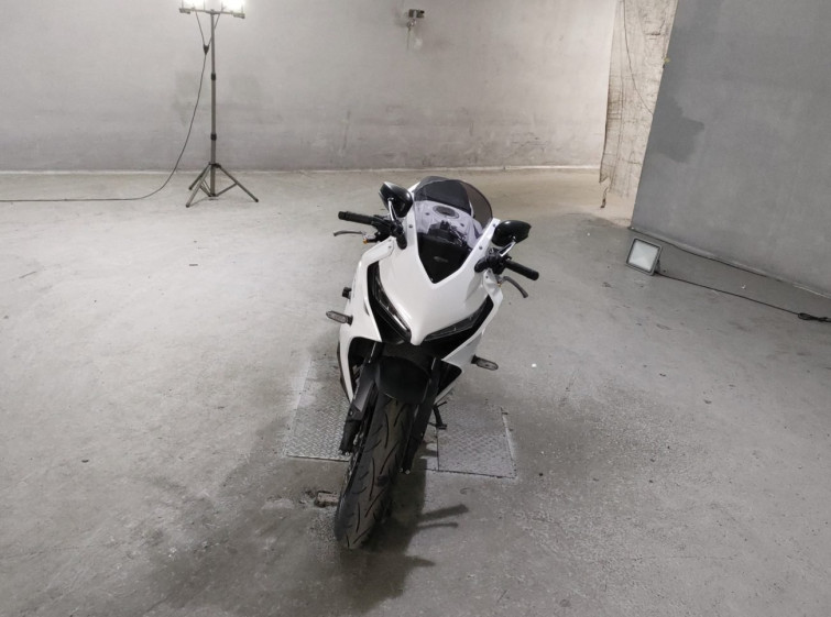 Мотоцикл Honda CBR650R з пробігом 4192 km