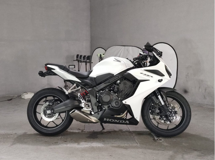 Мотоцикл Honda CBR650R з пробігом 4192 km