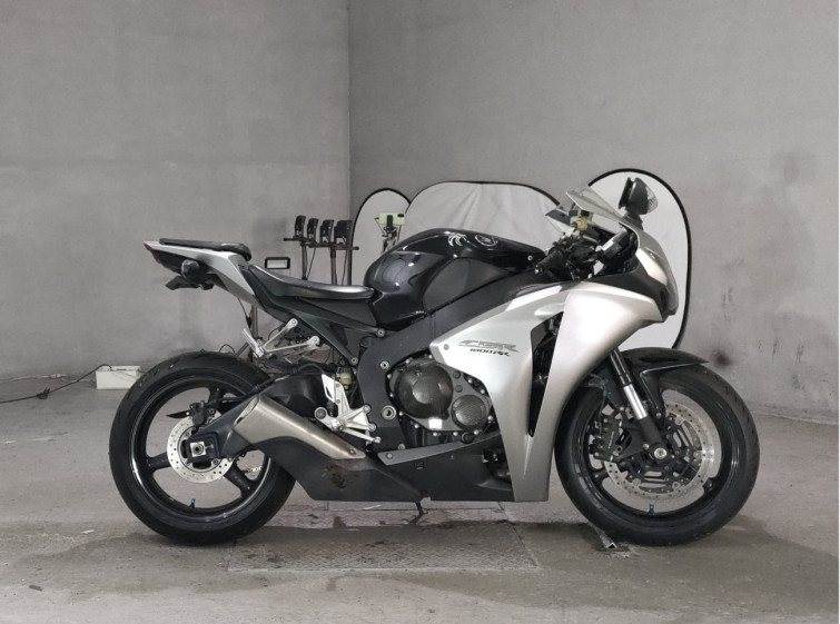 Мотоцикл Honda CBR1000RR з пробігом 18000 km