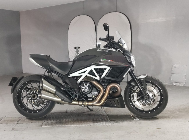 Мотоцикл Ducati DIAVEL CARBON с пробегом 41154 km