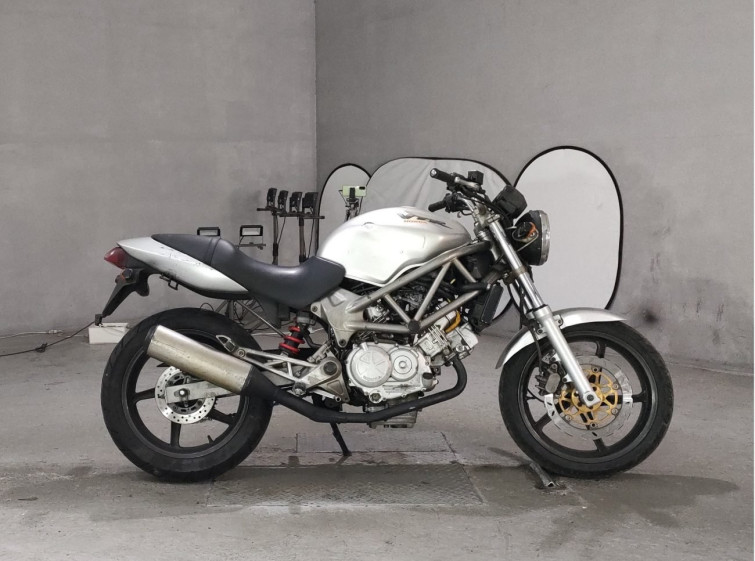 Мотоцикл Honda VTR250 с пробегом 16315 km
