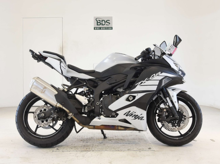 Мотоцикл Kawasaki ZX-4R SE с пробегом 4928 km