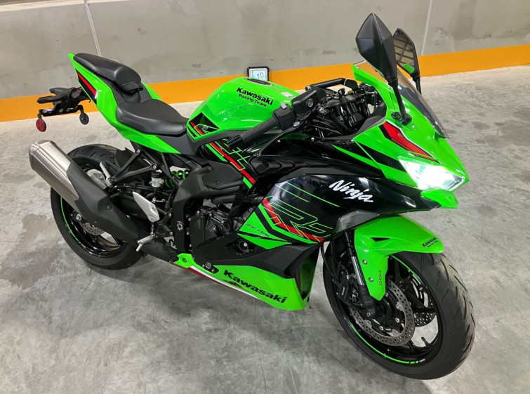 Мотоцикл Kawasaki NINJA ZX-4RR з пробігом 2425 km