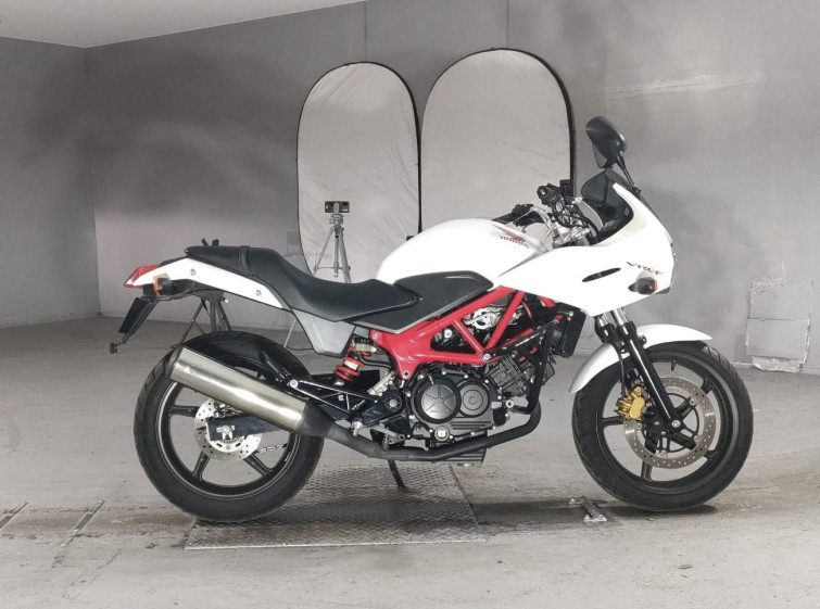 Мотоцикл Honda VTR250F з пробігом 11986 km