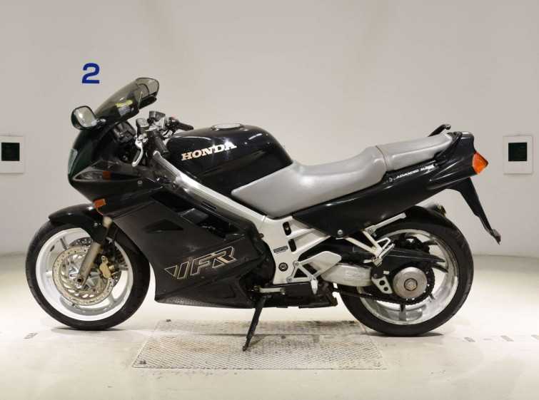 Мотоцикл Honda VFR750F з пробігом 3240 km