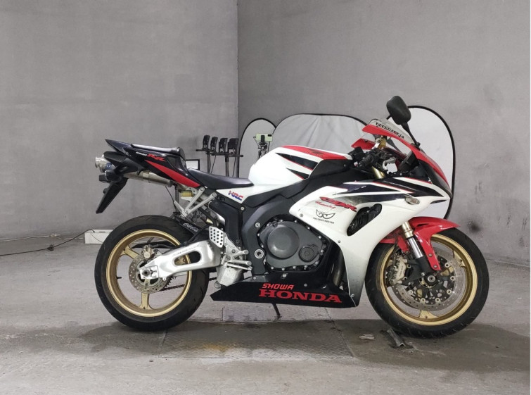 Мотоцикл Honda CBR1000RR с пробегом 7306 km