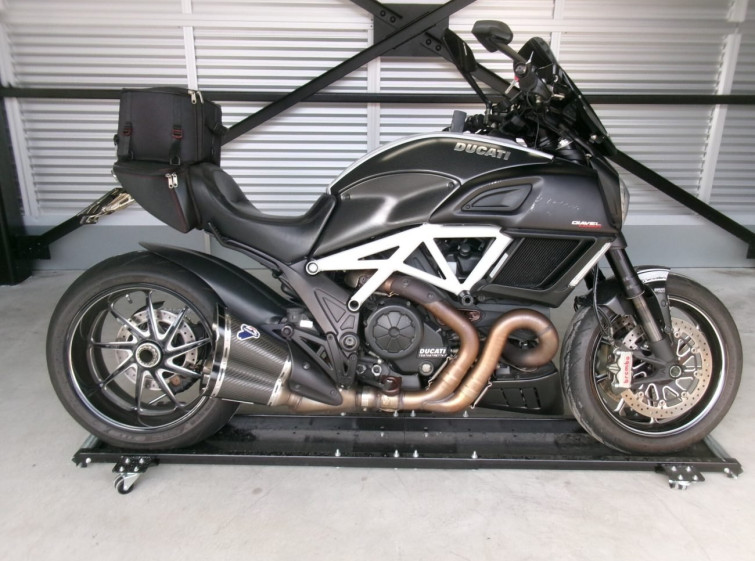 Мотоцикл Ducati DIAVEL CARBON с пробегом 30679 km