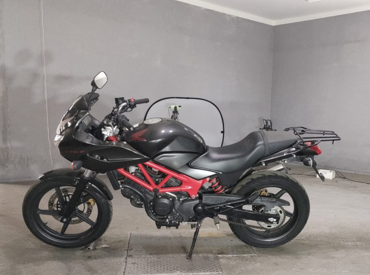 Мотоцикл Honda VTR250F з пробігом 4724 km