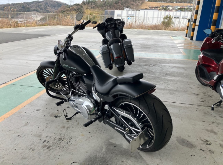 Мотоцикл HD BREAKOUT FXBR1750