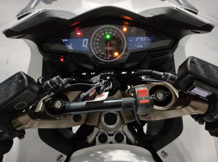 Мотоцикл Honda VFR800F з пробігом 27937 km