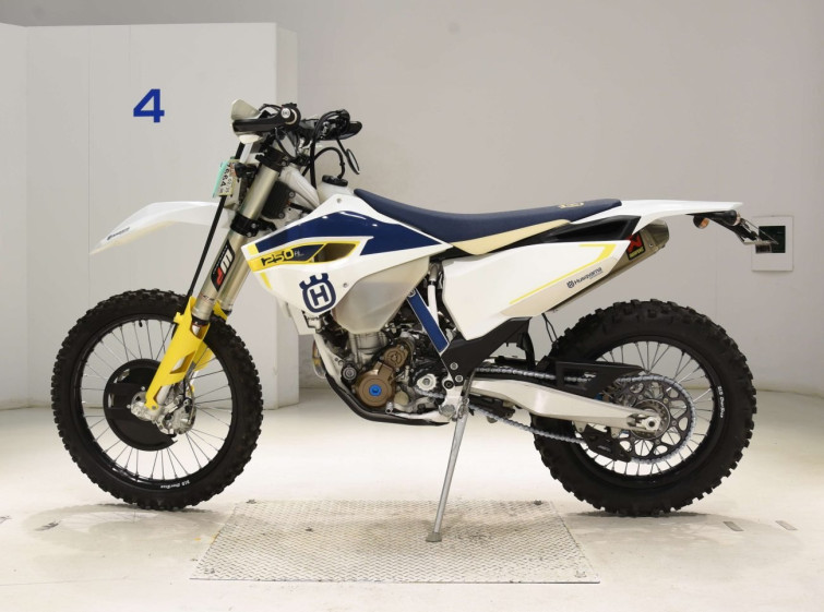 Мотоцикл Husqvarna FE250 с пробегом 696 km