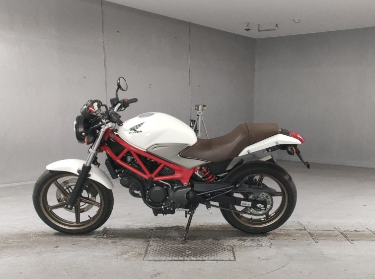 Мотоцикл Honda VTR250 с пробегом 8617 km