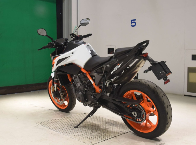 Мотоцикл KTM 890 DUKE R с пробегом 9328 km