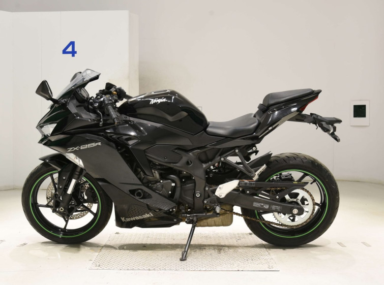 Мотоцикл Kawasaki NINJA ZX-25R с пробегом 2021 km
