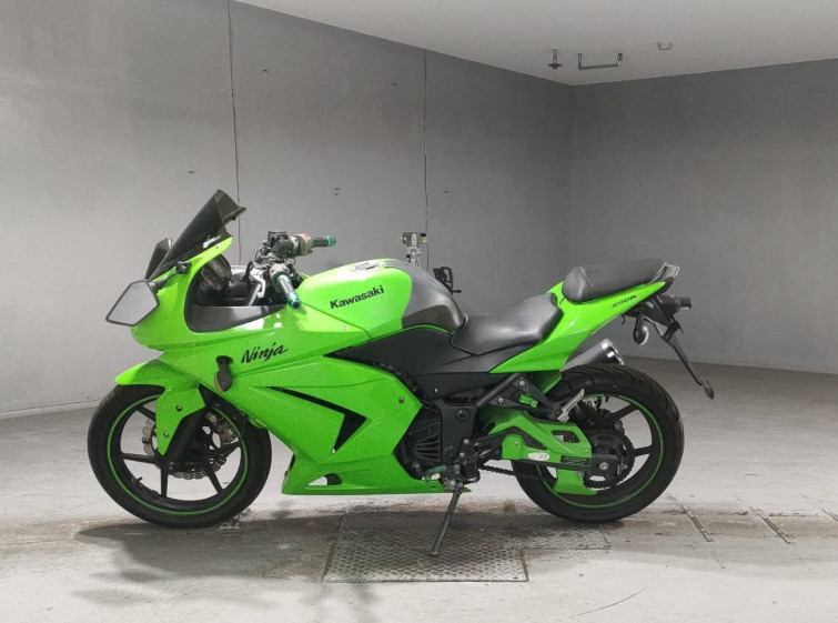 Мотоцикл Kawasaki NINJA250R з пробігом 32619 km