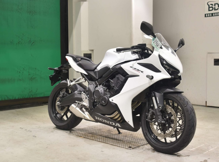 Мотоцикл Honda CBR650R с пробегом 5700 km