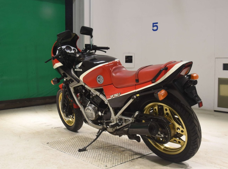 Мотоцикл Honda VFR750F з пробігом 18738 km