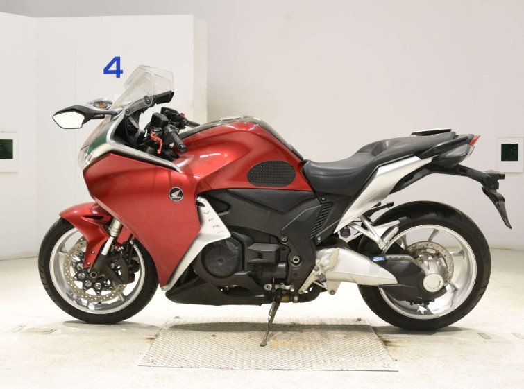 Мотоцикл Honda VFR1200F с пробегом 24134 km