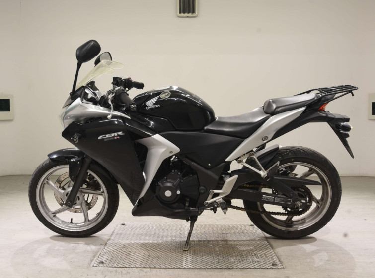 Мотоцикл Honda CBR250R з пробігом 9042 km