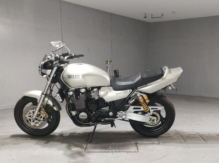 Мотоцикл Yamaha XJR1200 з пробігом 7813 km