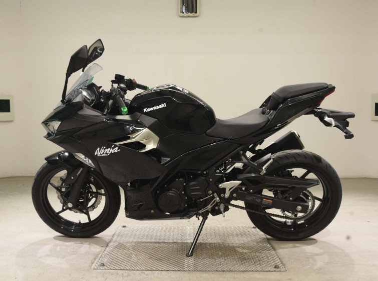 Мотоцикл Kawasaki NINJA400-2 з пробігом 32656 km