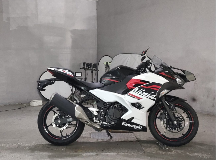 Мотоцикл Kawasaki NINJA400 з пробігом 3288 km