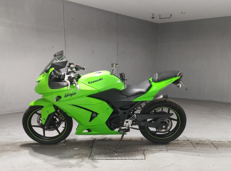 Мотоцикл Kawasaki NINJA250R з пробігом 32463 km