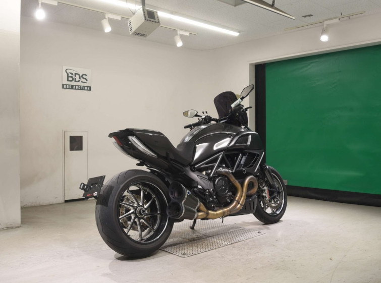 Мотоцикл Ducati DIAVEL CARBON з пробігом 15875 km