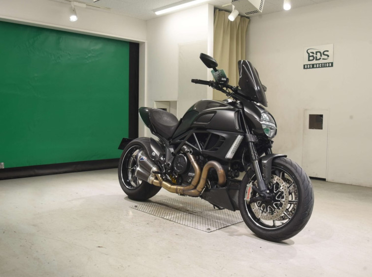 Мотоцикл Ducati DIAVEL CARBON з пробігом 15875 km