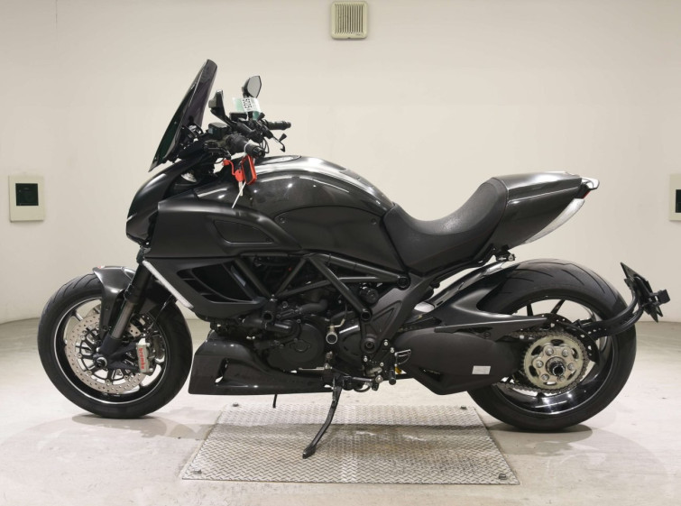 Мотоцикл Ducati DIAVEL CARBON з пробігом 15875 km