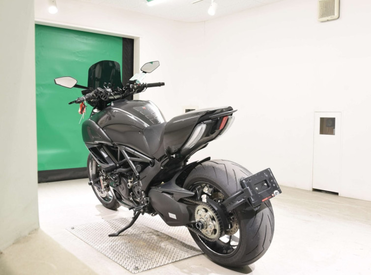 Мотоцикл Ducati DIAVEL CARBON з пробігом 15875 km