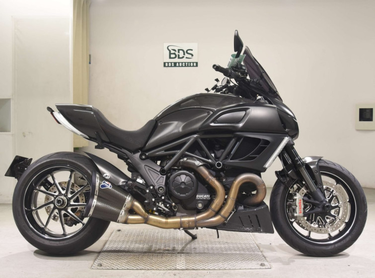 Мотоцикл Ducati DIAVEL CARBON з пробігом 15875 km