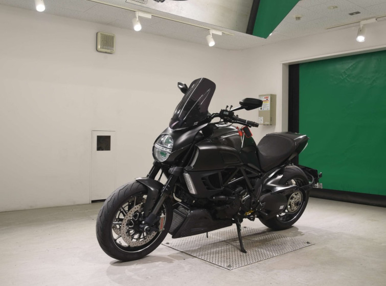 Мотоцикл Ducati DIAVEL CARBON з пробігом 15875 km