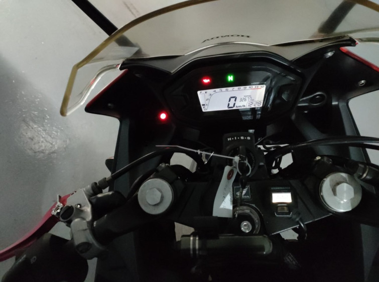 Мотоцикл Honda CBR400R з пробігом 32677 km з пробігом 32677 km