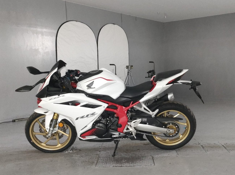 Мотоцикл Honda CBR250RR с пробегом 15559 km с пробегом 15559 km