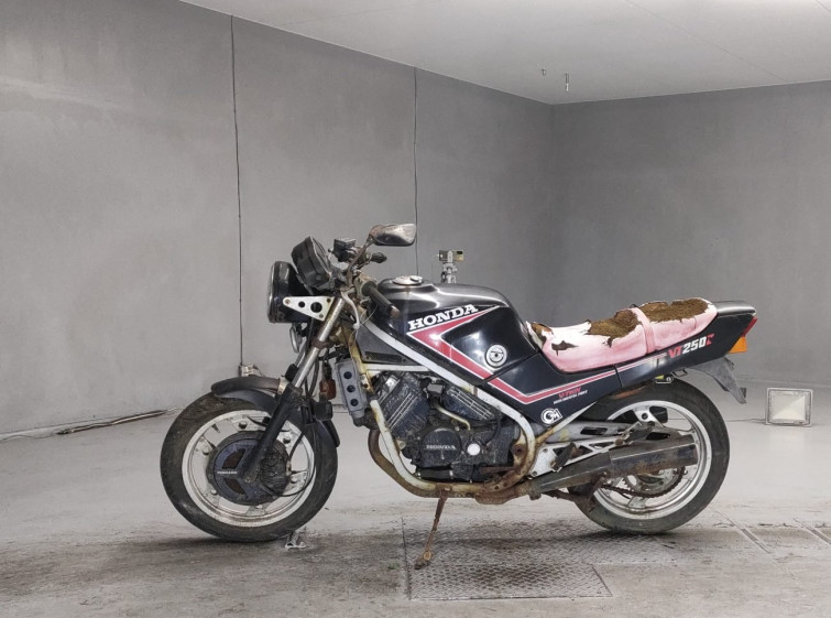 Мотоцикл Honda VT250F XELVIS з пробігом 28830 km з пробігом 28830 km