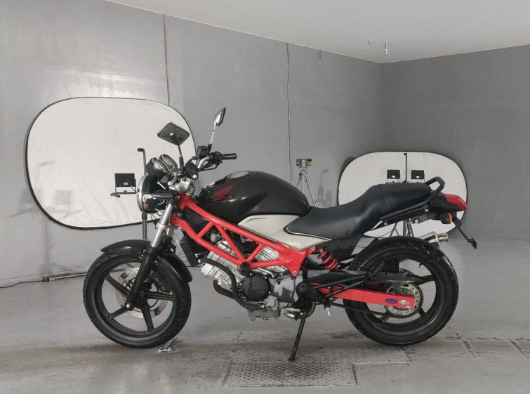 Мотоцикл Honda VTR250 с пробегом 7767 km с пробегом 7767 km