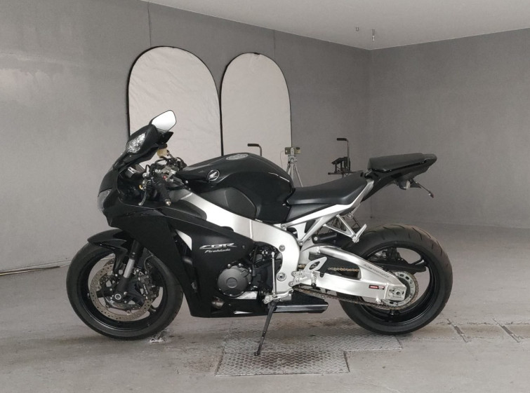 Мотоцикл Honda CBR1000RR с пробегом 10939 km с пробегом 10939 km
