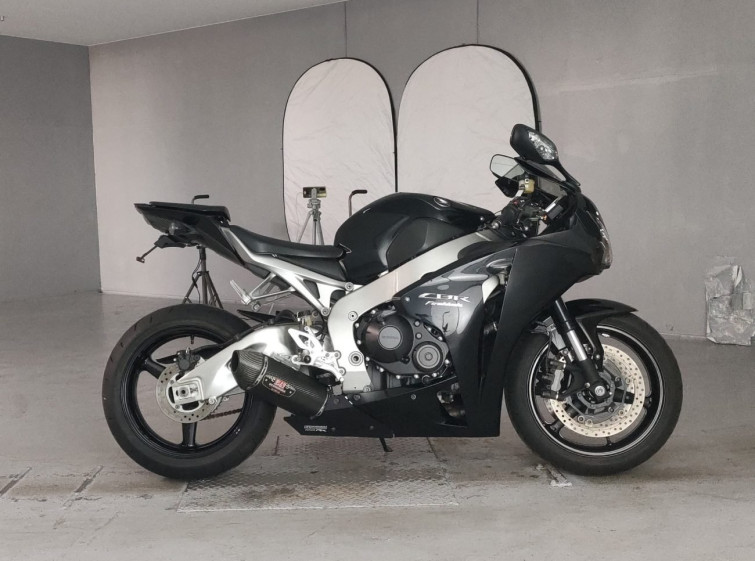 Мотоцикл Honda CBR1000RR с пробегом 10939 km с пробегом 10939 km