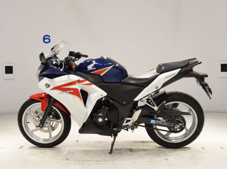 Мотоцикл Honda CBR250R з пробігом 5672 km з пробігом 5672 km