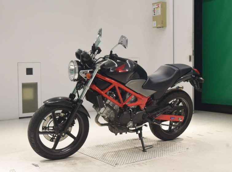 Мотоцикл Honda VTR250 с пробегом 11874 km с пробегом 11874 km
