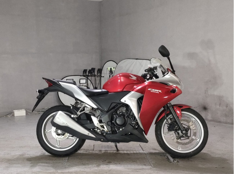 Мотоцикл Honda CBR250R з пробігом 8636 km